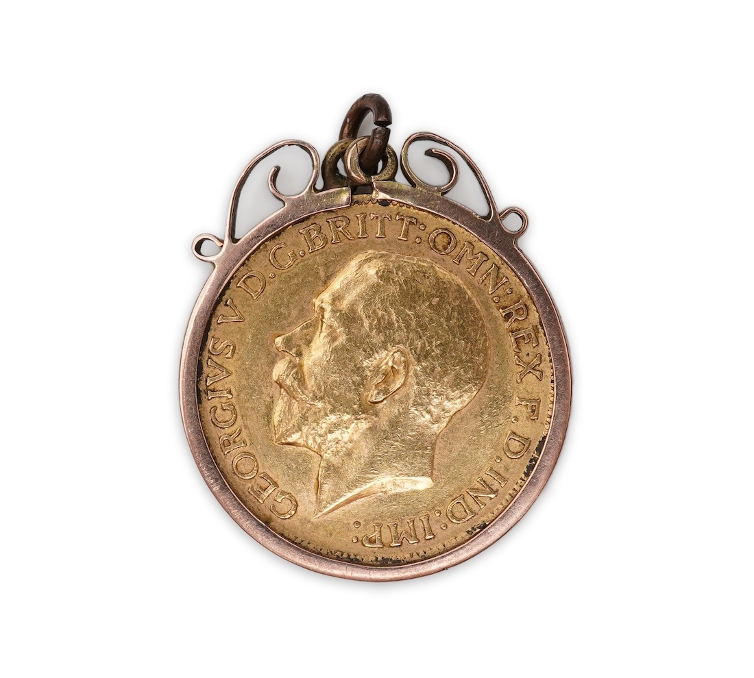 A George V sovereign coin pendant, 1917 and later